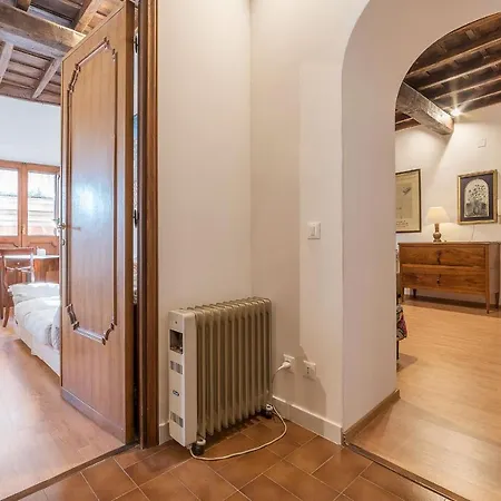 Guesthost - Montecitorio & Pantheon Stylish Flat Апартаменты *