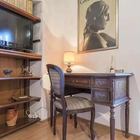 Guesthost - Montecitorio & Pantheon Stylish Flat * Rome